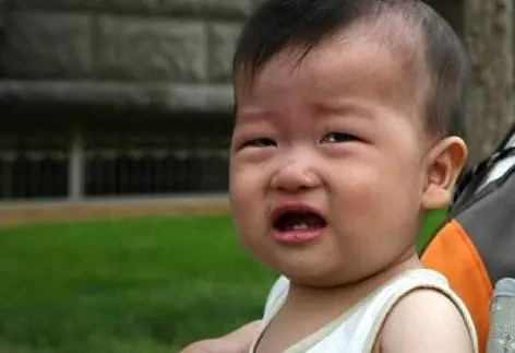 2歲男童不吃飯只喝奶,奶奶偷嘗一口,得知原因對兒媳大打出手