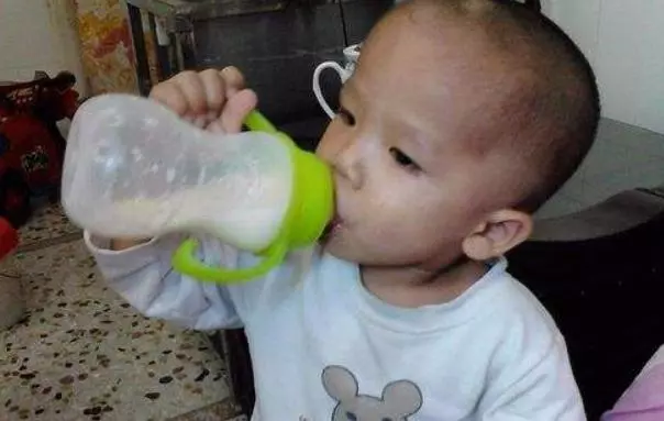 2歲男童不吃飯只喝奶,奶奶偷嘗一口,得知原因對兒媳大打出手