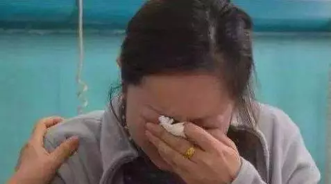2歲男童不吃飯只喝奶,奶奶偷嘗一口,得知原因對兒媳大打出手