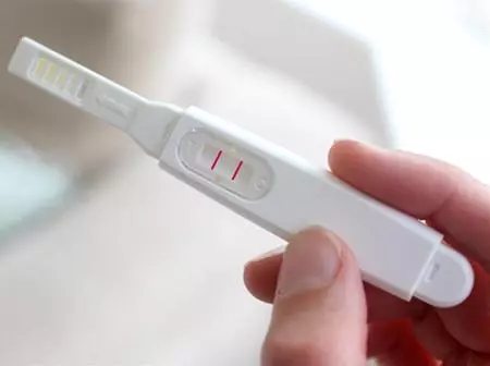 懷孕後丈夫主動睡客廳,妻子感動半夜送棉被,無意發現丈夫為禽獸