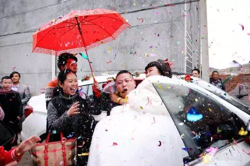 新婚第二天,婆婆討要份子錢,兒媳假裝找錢包,掀開被,憤而離婚