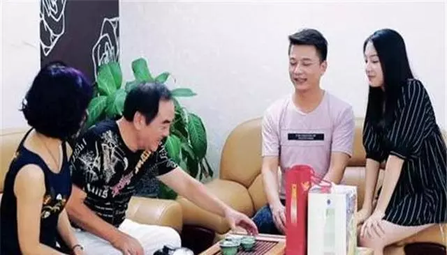 流產後就上班,身體不適提前回家,聽見婆婆的笑聲,我把家砸了!