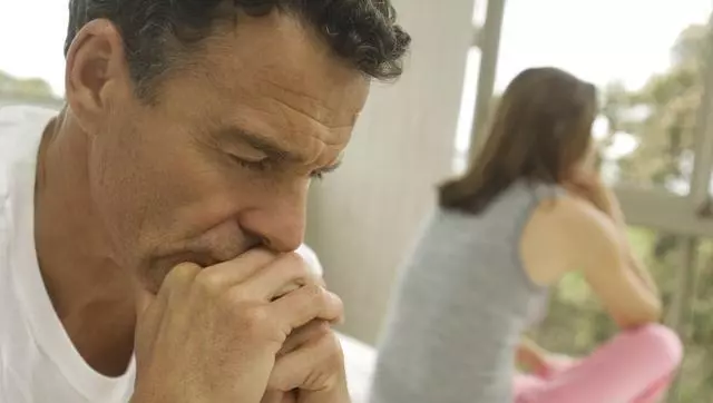 母親去世時把五十萬存款給了前妻三年後前妻上門我和她抱頭痛哭