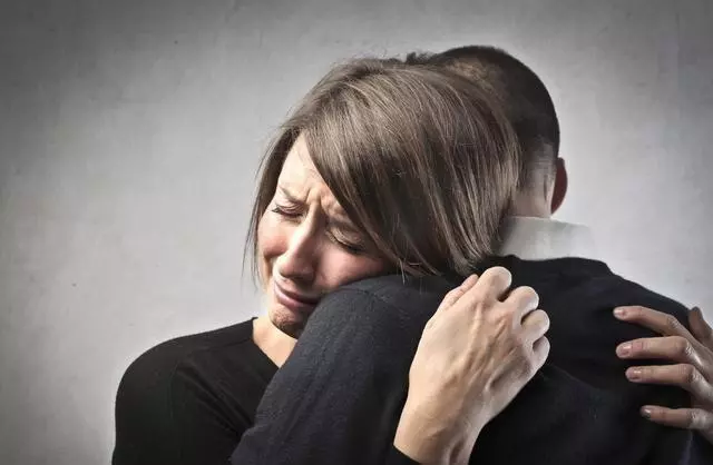 母親去世時把五十萬存款給了前妻三年後前妻上門我和她抱頭痛哭
