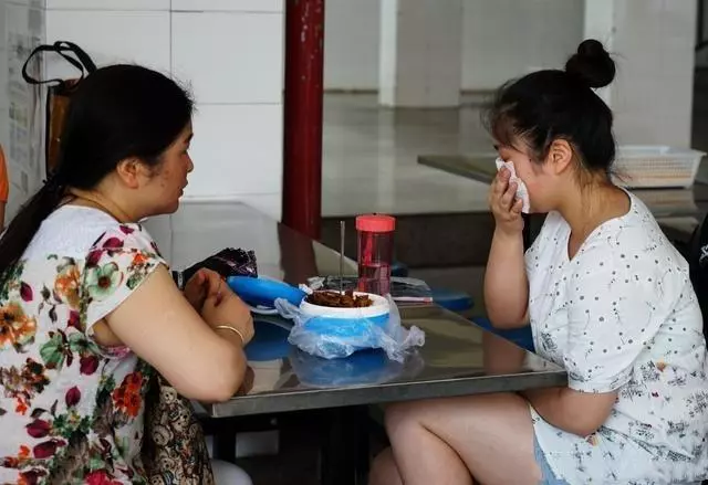 繼母進城送紅薯,到了飯點婆婆不做飯,無意聽到對話俺傻住
