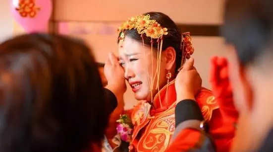 新婚夜妻子發燒,丈夫冒雪買藥,忘拿錢包返回,才知妻子是畜生!