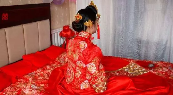 新婚夜妻子發燒,丈夫冒雪買藥,忘拿錢包返回,才知妻子是畜生!