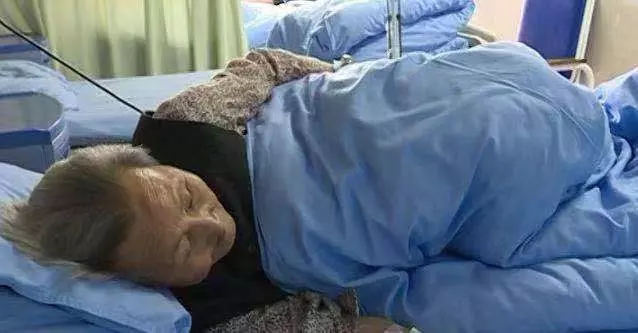 家婆癱瘓,被媳婦趕豬圈,摸到她給的被子怪怪的,打開,家婆樂啦