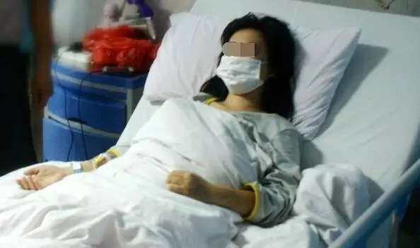 女子流產後,常說馬桶里有孩子,婆婆不信,用手電筒一照,報了警