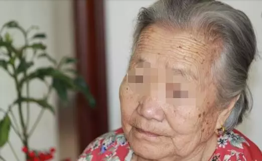 女子流產後,常說馬桶里有孩子,婆婆不信,用手電筒一照,報了警