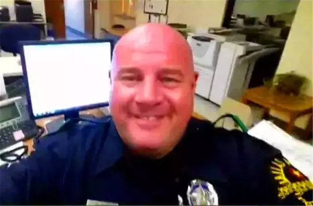 忠犬多年前被美國警察相救,主人淪落為流浪漢後,狗狗堅持相伴