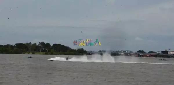 海上F1!配合蘇丹華誕 10國選手今賽艇