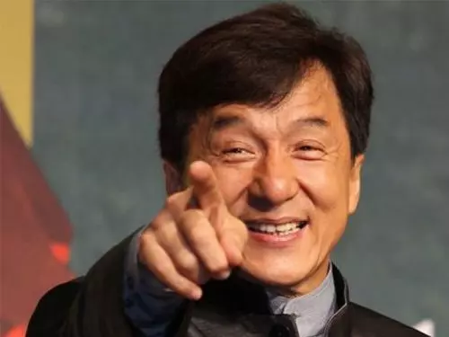 成龍認嫖妓嗜賭酒 早上酒駕撞爛了保時捷,晚上又撞壞了馬賽地
