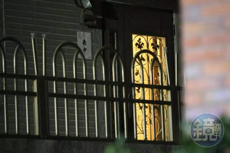 安迪癌逝,不敵病魔食道癌病逝,安迪家門口貼出「喪中」辦後事,王彩樺悲痛回應了!