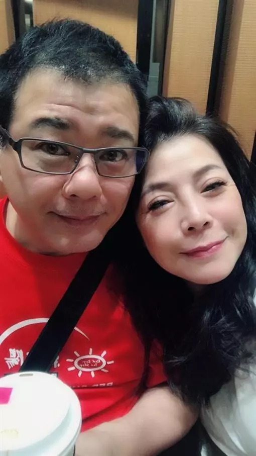 安迪癌逝,不敵病魔食道癌病逝,安迪家門口貼出「喪中」辦後事,王彩樺悲痛回應了!
