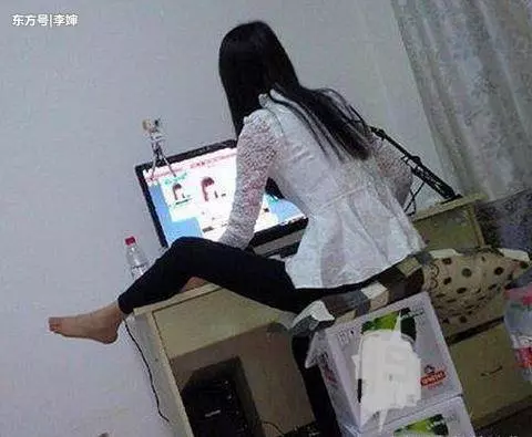 好害羞!妹子誤把安全褲當短褲穿,讓大家「感到」好 尷尬,讓人不忍直視 !