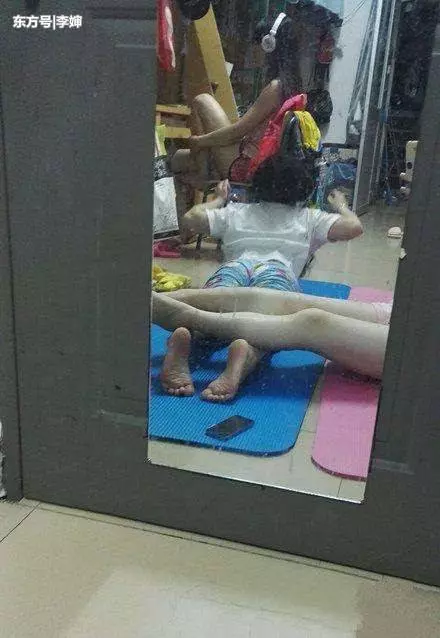 好害羞!妹子誤把安全褲當短褲穿,讓大家「感到」好 尷尬,讓人不忍直視 !