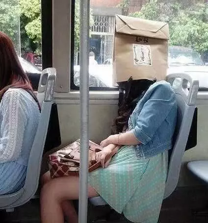 好害羞!妹子誤把安全褲當短褲穿,讓大家「感到」好 尷尬,讓人不忍直視 !