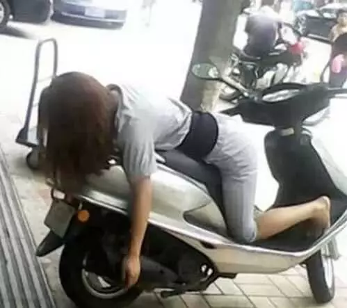 好害羞!妹子誤把安全褲當短褲穿,讓大家「感到」好 尷尬,讓人不忍直視 !