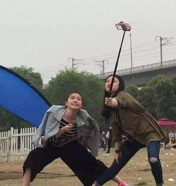 好害羞!妹子誤把安全褲當短褲穿,讓大家「感到」好 尷尬,讓人不忍直視 !