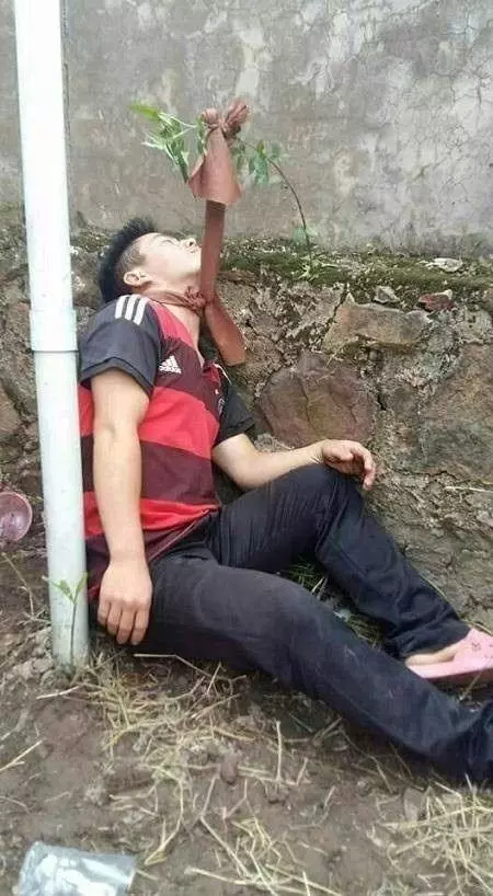 好害羞!妹子誤把安全褲當短褲穿,讓大家「感到」好 尷尬,讓人不忍直視 !