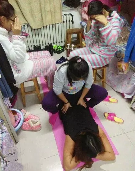 好害羞!妹子誤把安全褲當短褲穿,讓大家「感到」好 尷尬,讓人不忍直視 !