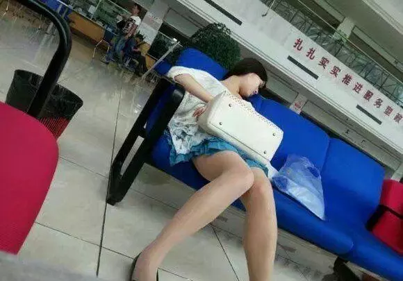 好害羞!妹子誤把安全褲當短褲穿,讓大家「感到」好 尷尬,讓人不忍直視 !