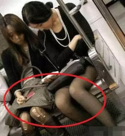 好害羞!妹子誤把安全褲當短褲穿,讓大家「感到」好 尷尬,讓人不忍直視 !