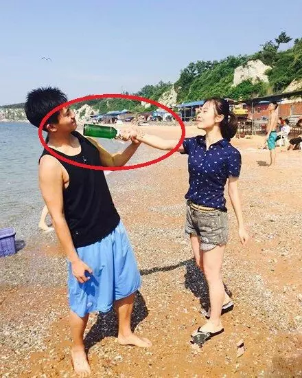 好害羞!妹子誤把安全褲當短褲穿,讓大家「感到」好 尷尬,讓人不忍直視 !