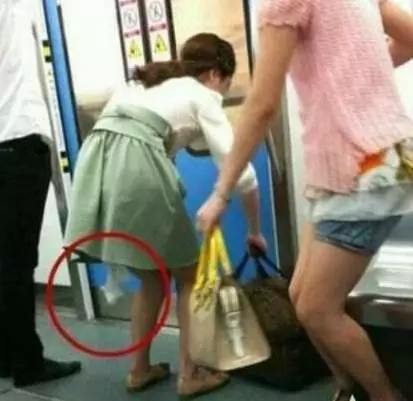 好害羞!妹子誤把安全褲當短褲穿,讓大家「感到」好 尷尬,讓人不忍直視 !