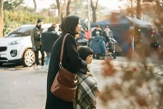 為什麼再苦再難也要自己帶孩子?兩位媽媽的做法造就了兩個孩子不同的人生