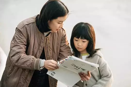 為什麼再苦再難也要自己帶孩子?兩位媽媽的做法造就了兩個孩子不同的人生
