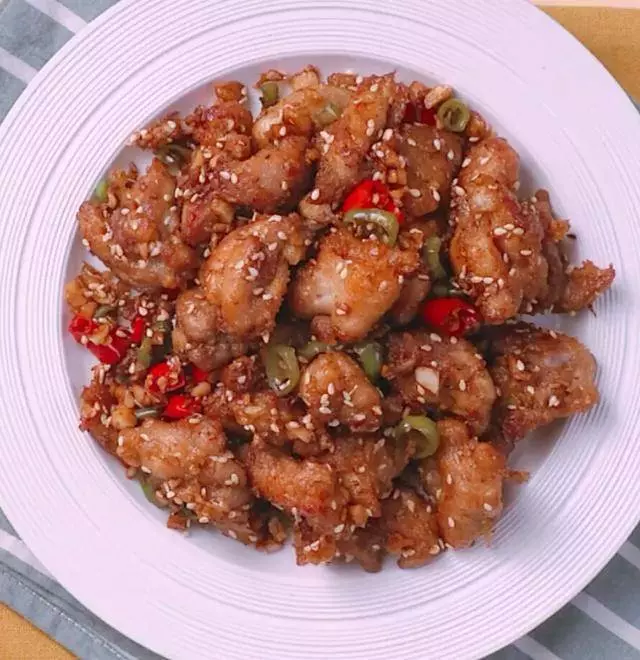 好吃到骨子裡的蒜香辣炒雞塊,沒胃口的都多吃一碗米飯