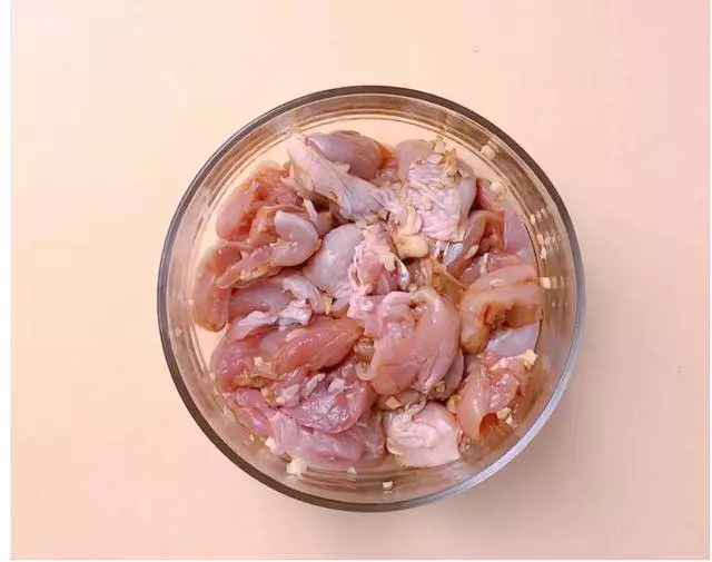 好吃到骨子裡的蒜香辣炒雞塊,沒胃口的都多吃一碗米飯