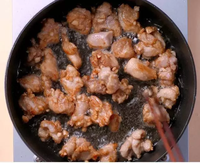 好吃到骨子裡的蒜香辣炒雞塊,沒胃口的都多吃一碗米飯