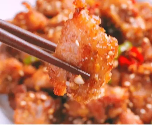 好吃到骨子裡的蒜香辣炒雞塊,沒胃口的都多吃一碗米飯