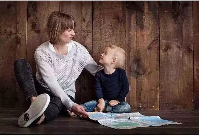 睡前,講故事還是聊聊天?美國專家:4年後孩子差異巨大!