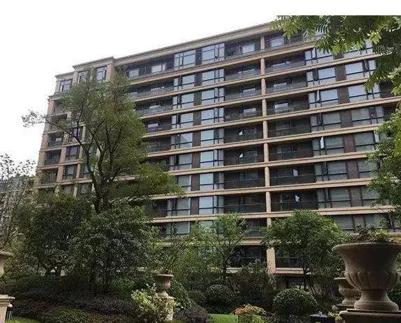 偷吃到一半老公回來了, 小王裸掛4樓墜落摔進垃圾桶 !