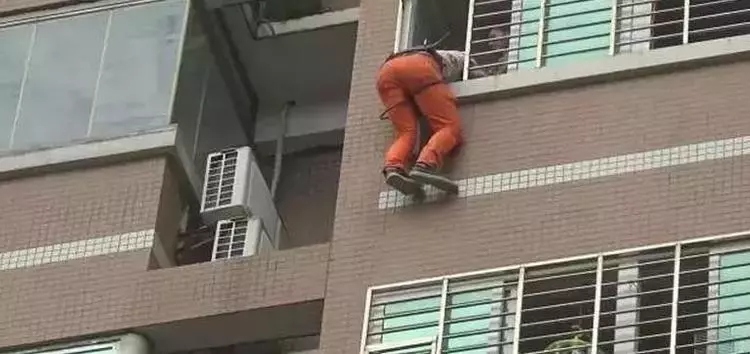 偷吃到一半老公回來了, 小王裸掛4樓墜落摔進垃圾桶 !