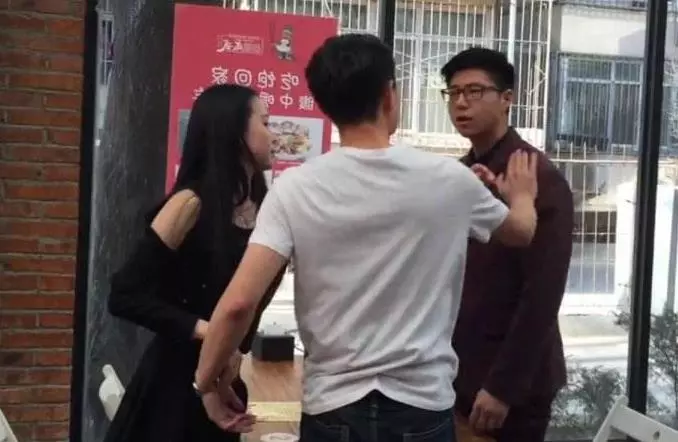 偷吃到一半老公回來了, 小王裸掛4樓墜落摔進垃圾桶 !
