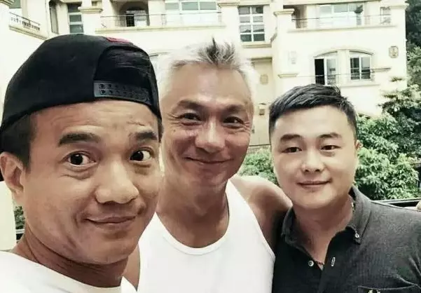 他是梁朝偉、星爺的同學,劉嘉玲的初戀,賠光身家如今蒼老似路人!