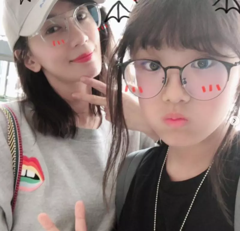 參加完媽媽婚禮,賈靜雯大女兒正臉照曝光...網友驚:「好像孫志浩!」