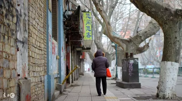 送雞蛋給女兒,女婿一臉嫌棄,女兒給我雙舊鞋,回家後我滿面淚痕!