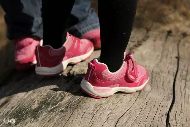 送雞蛋給女兒,女婿一臉嫌棄,女兒給我雙舊鞋,回家後我滿面淚痕!