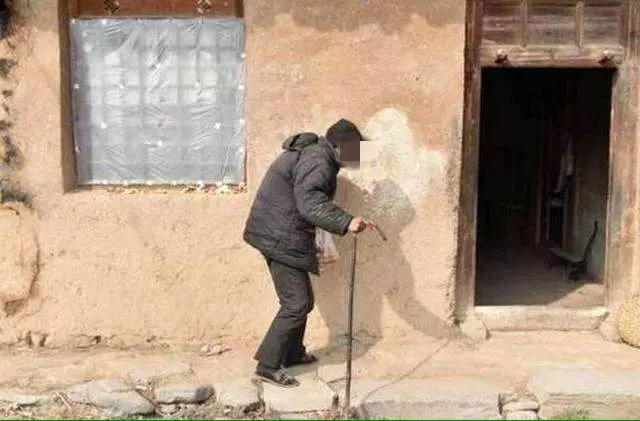 婆婆住院我一天沒管,我媽中風我照顧半年,婆婆誇我懂孝道