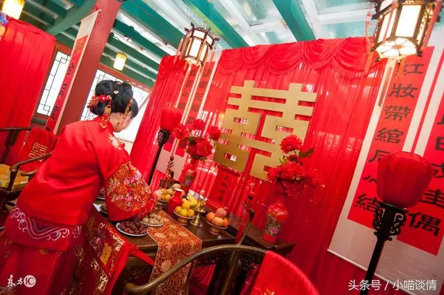 女兒要結婚,父親扮乞丐試探女婿,不料一開門,就被嚇一跳