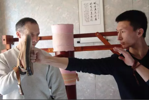 誰說武術是花架子,詠春13秒極速擊敗泰拳速度嚇傻對方高手,出一口氣了