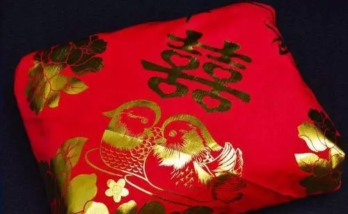 小姑子出嫁,嫂子送親,途中偷走她的陪嫁,溜公廁一看,含淚自首