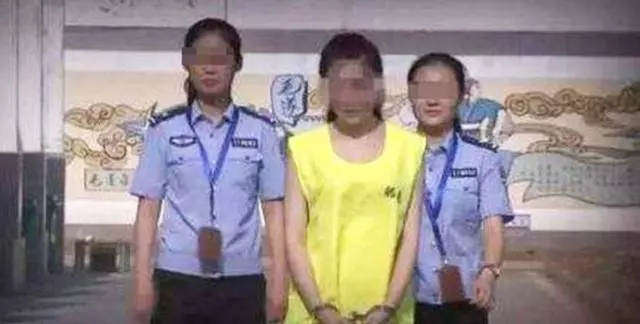 小姑子出嫁,嫂子送親,途中偷走她的陪嫁,溜公廁一看,含淚自首