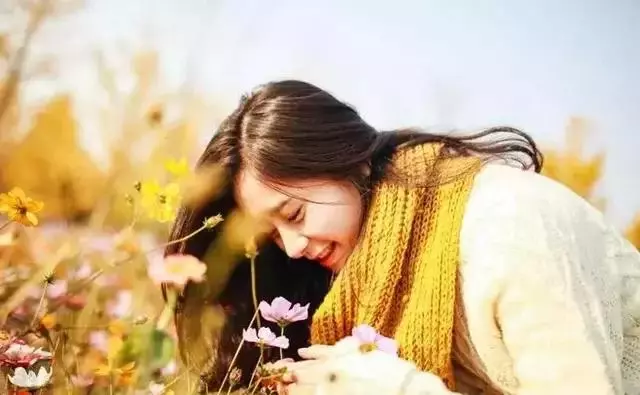 我供弟弟讀完大學,結婚時弟弟送我一張卡,查餘額時嚇得手機掉了